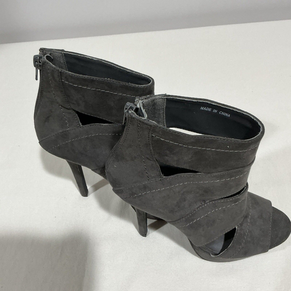 Woman’s Forever 21 Gray Faux Suede Size 7 Platform Strappy Open Toe Ankle Boots - Picture 2 of 8